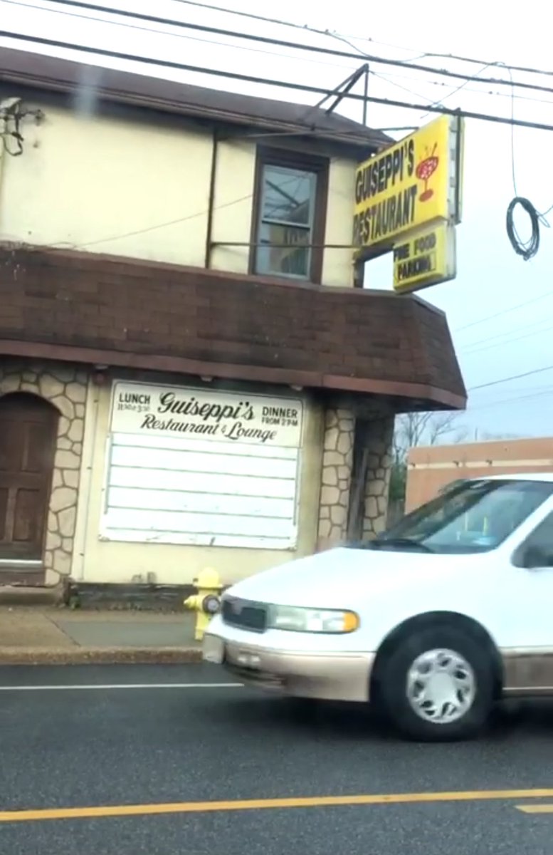 bottomfeederco's tweet image. Step over some townies and their Newports and find yourself at Guiseppi's bottomfeeder.co/2017/03/05/gui…