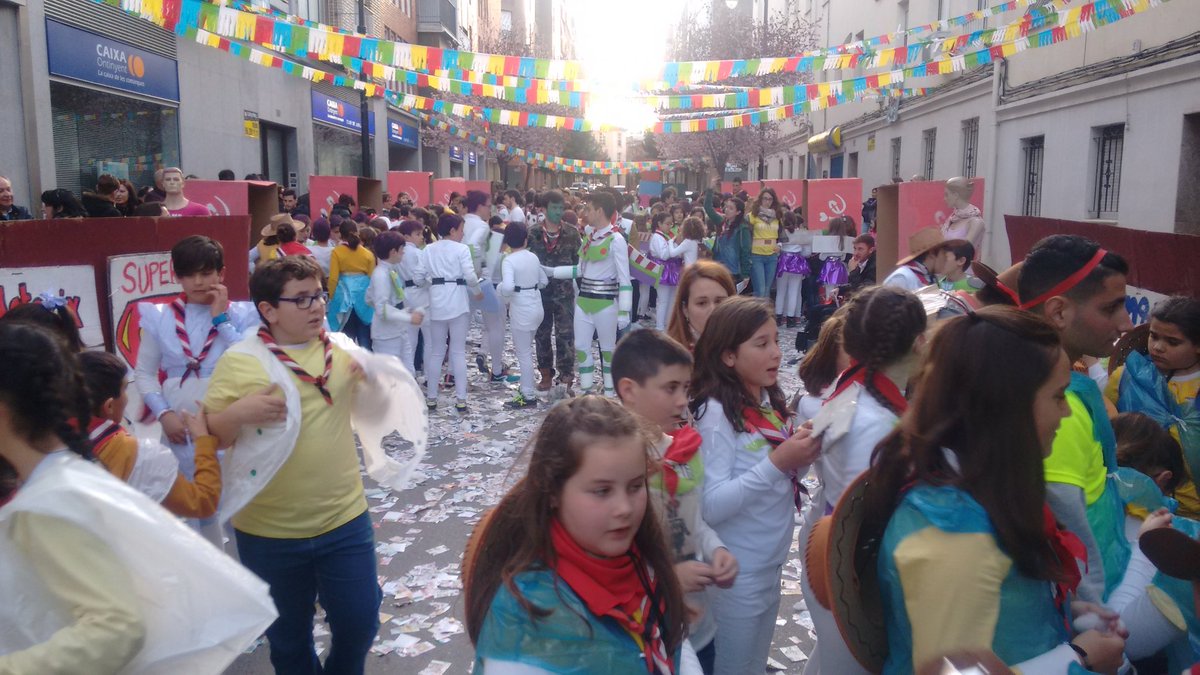 JSantJosep's tweet photo. Els carrers del barri plens de gom a gom amb el #RallyFalles17. #FallesJSJ17 #ToyStory #Ontinyent https://t.co/tnVpwI55s4