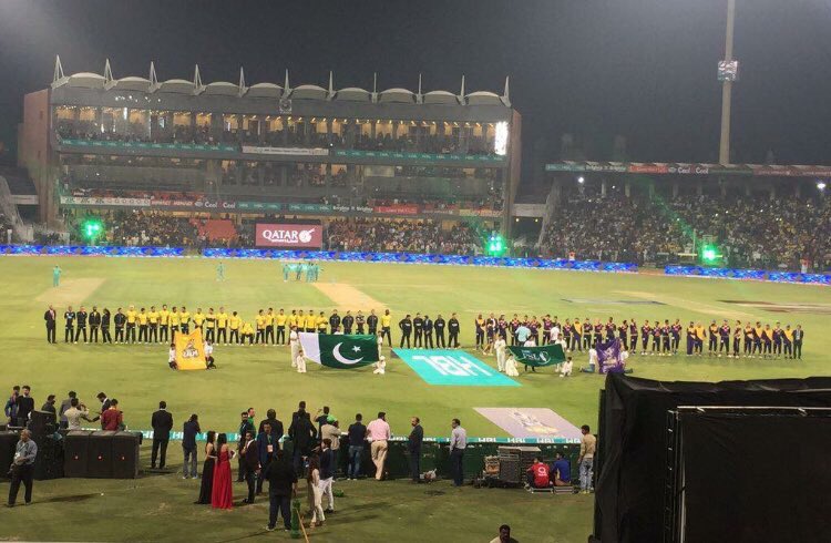Blackeyez17's tweet image. Proud moments😍✌️ Alhamdulillah😇#Pakistanzindabad 🇵🇰#HBLPSL2 #LAHOREFINAL❤️ @faysalquraishi
