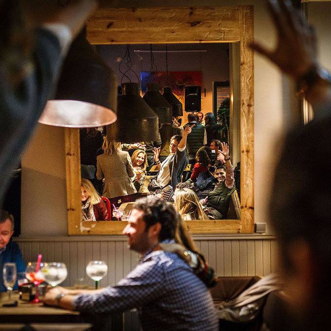 Depende de cómo mires el espejo, somos un bar de pinchos o un bar de copas. ¿O los dos? #LaEscondida #Tapas #Copas #DeBarrio #Sevilla