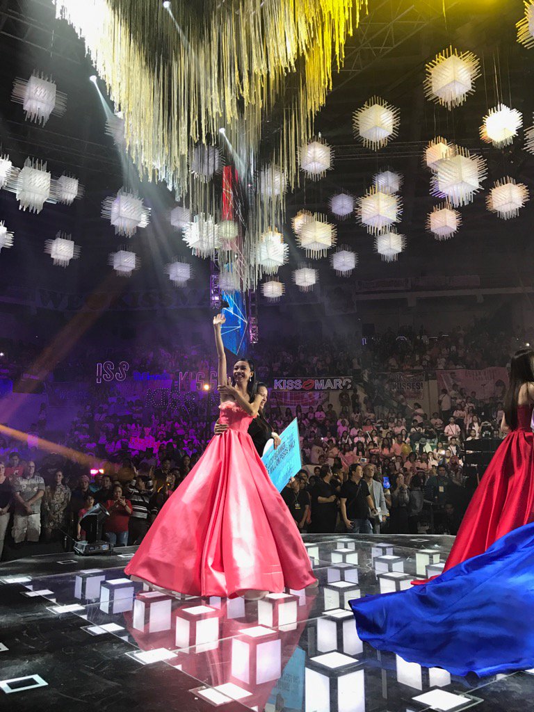 direklauren's tweet photo. Big winner Maymay waving to her supporters! Very grateful to them! https://t.co/7aLYbuLJ76