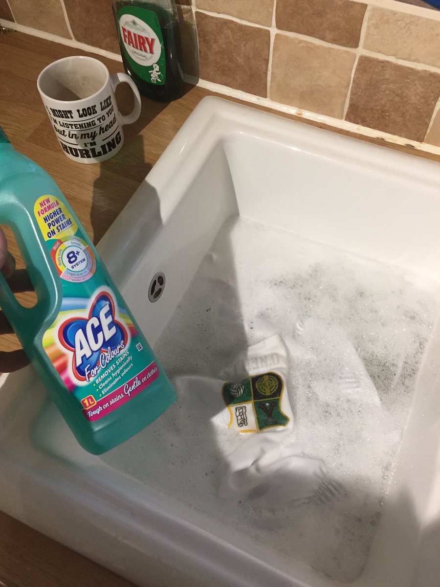 ColmOthetop's tweet photo. These faking white shorts #mudbath @warwickshireclg https://t.co/ywUzBYSN1B