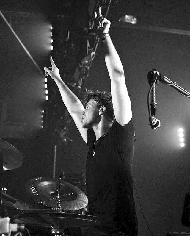 5SOS_Daily's tweet photo. 🤘🏼#5SOSFam #BestFanArmy #iHeartAwards https://t.co/MakHb6Zfcq