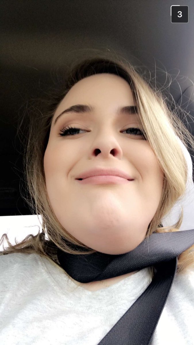 _landynn's tweet photo. get u a girl who can do both @landry_m_tracy https://t.co/zn50GjlMR3