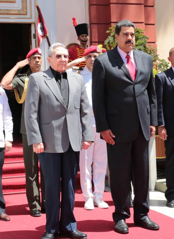 PresidencialVen's tweet photo. Pdte. Raul castro de Cuba, es recibido en Palacio de Miraflores por el Pdte. @NicolasMaduro para su incorporación a la XIV Cumbre ALBA-TCP https://t.co/gPl7Pq6Rn5