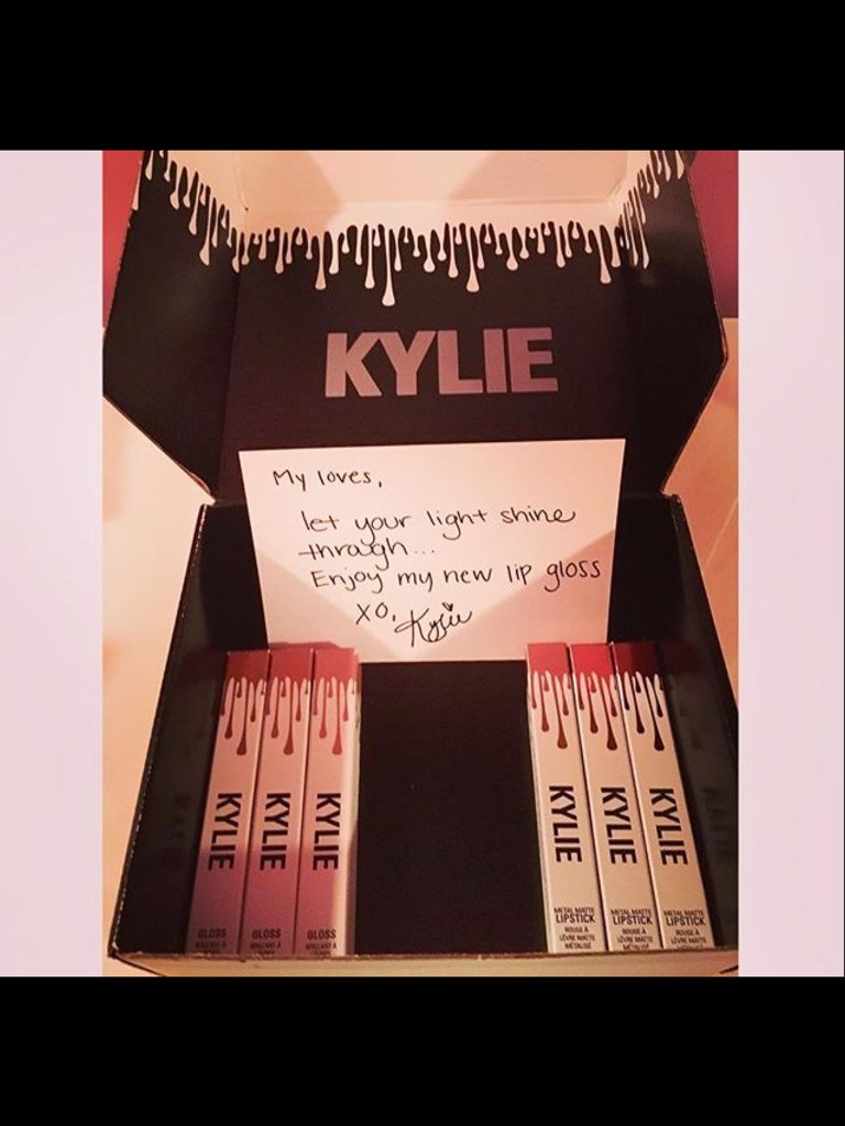 MakeUpHeavenz's tweet photo. Kylie Jenner is Giving away $500 Worth of Make-Up &amp; Lip Kits! sign up for free here --> https://t.co/DhaU9PLL19 https://t.co/pv2j951zwf
