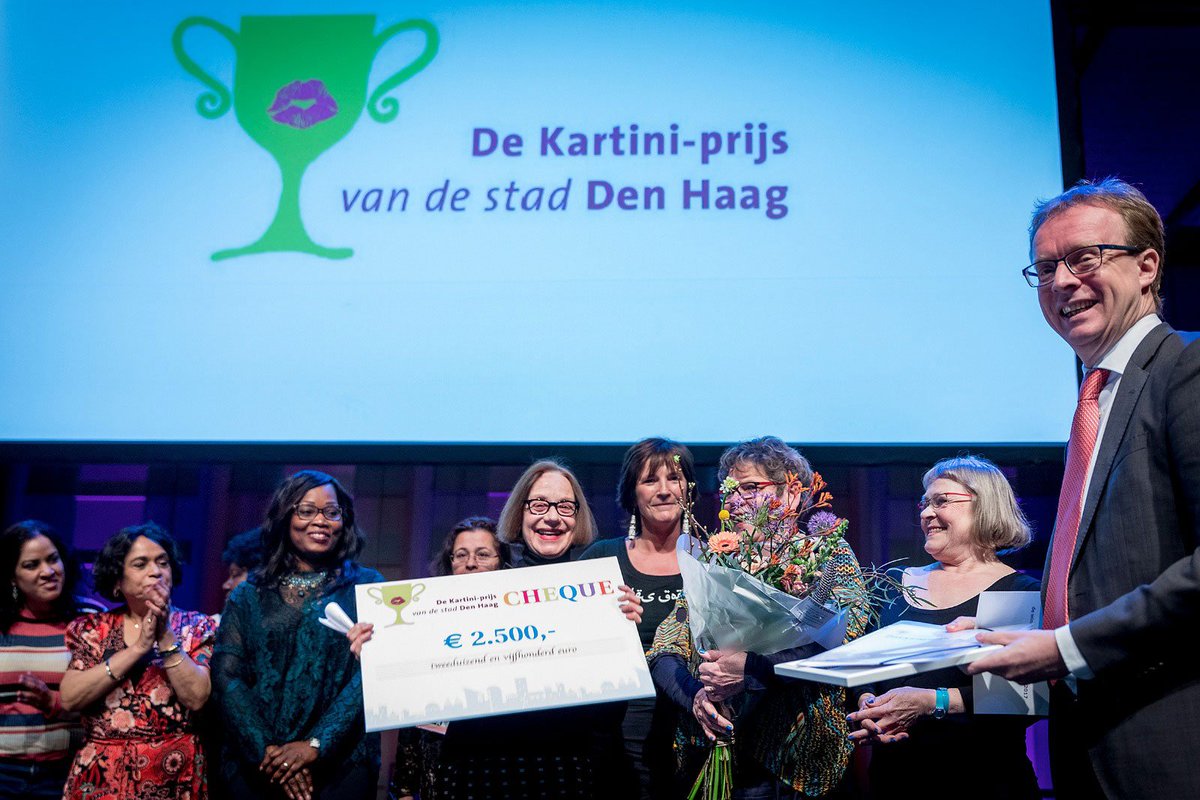 Newsroom070's tweet photo. Tijdens de viering van Internationale #VrouwendagDH werd @Vrouwenplaza uitgeroepen tot winnaar van de #Kartiniprijs 2017. #DenHaag https://t.co/XsPlYNT55l