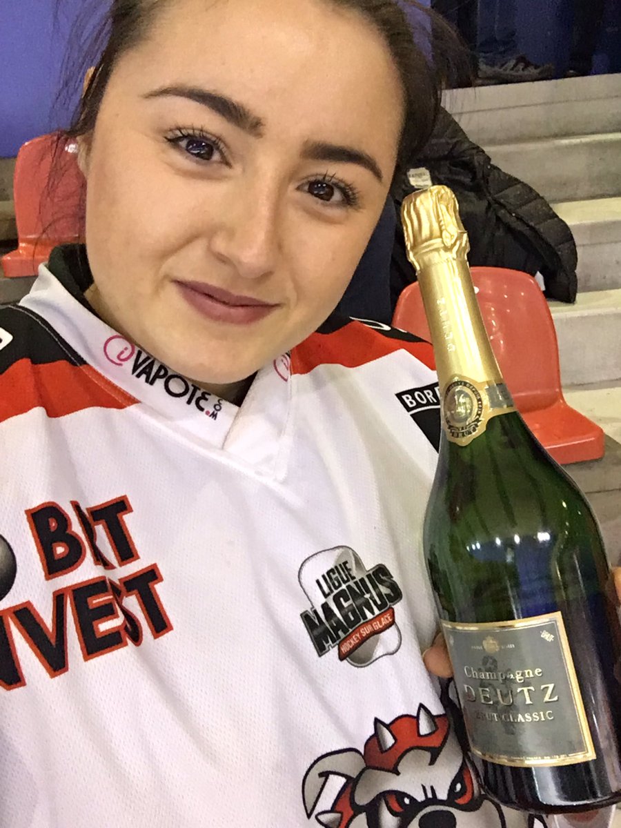 catarinadcb's tweet photo. @SebYlonen ta pas liké ma photo qd j'ai pris ton maillot ac moi à Londres mais tu m'a offert une bouteille de 🍾, c'est bon t'est pardonné! 😁 https://t.co/4KOsPuExme