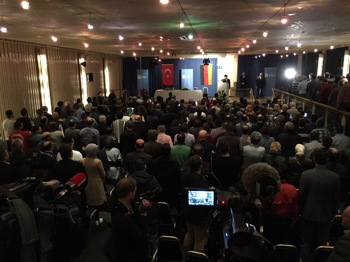 Programm beginnt mit Koran-Rezitation + Schweigeminute fpr Märtyrer.