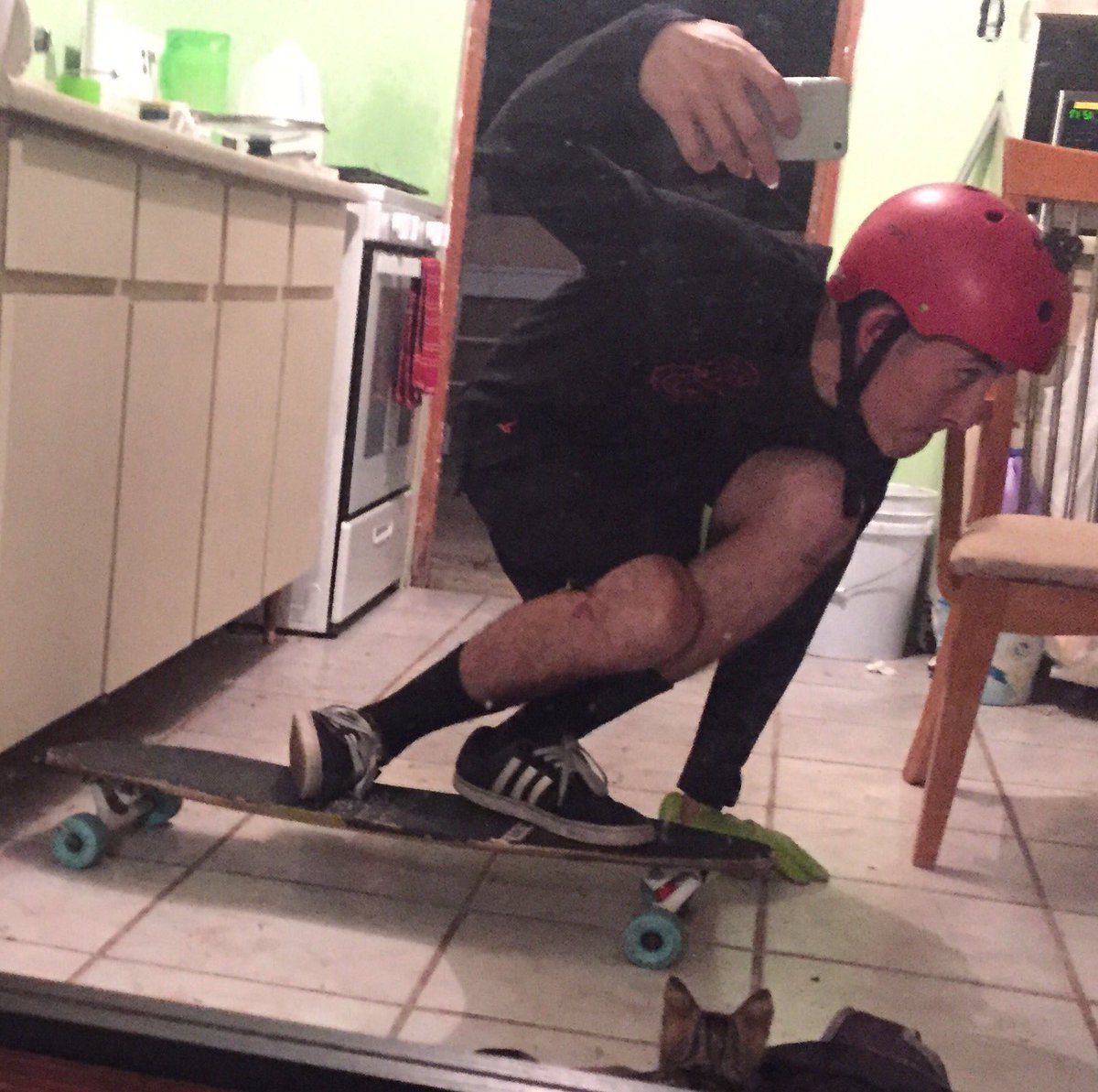 RedAnge01's tweet photo. Es la práctica la que hace al maestro... "Soñar no cuesta nada." #RedAngel #rOc #RoadlessCrew #downhill #skateboard #Longboard #skate https://t.co/qO3bIQ8ifZ