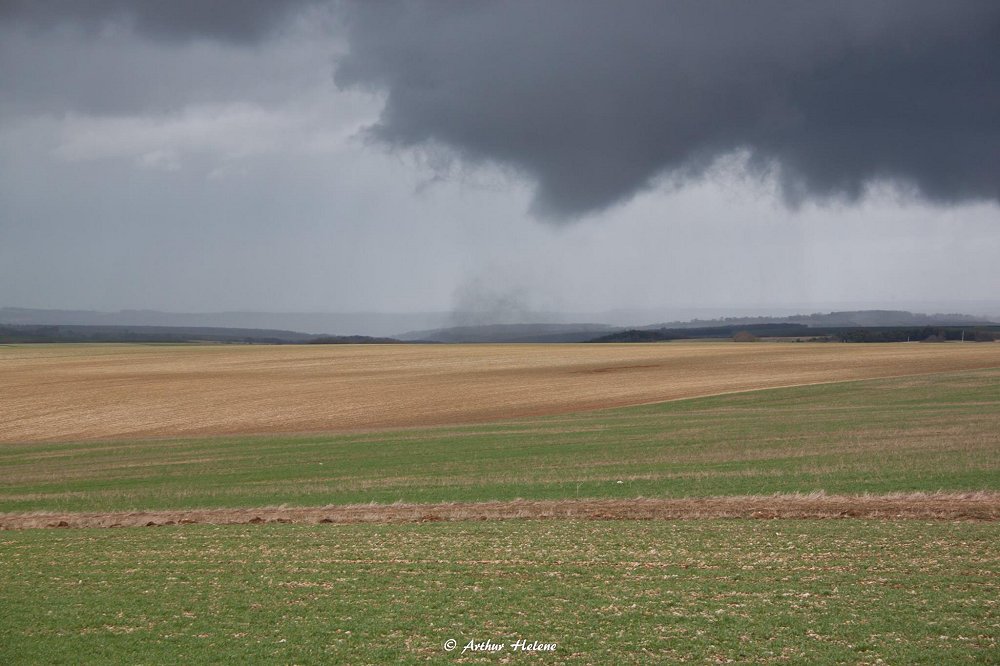 Autre cliché de la tornade observée au sud-est d'#Auxerre par Arthur Helene. On distingue clairement le buisson près du sol. #Yonne