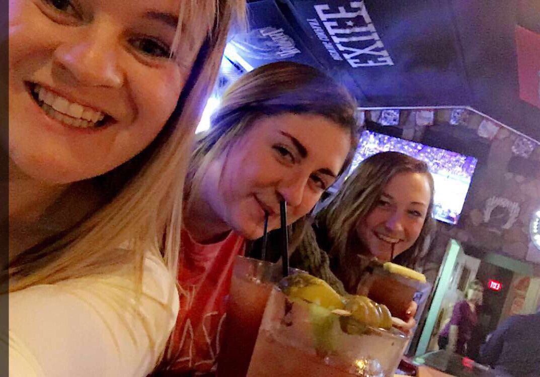 Rachelle_A95's tweet photo. Best weekend yet. #IStillWantABeefStick #WhereIsAngie #BossLady @mikayla_hintz14 @jessica_wyant https://t.co/P0PvAoOHZX