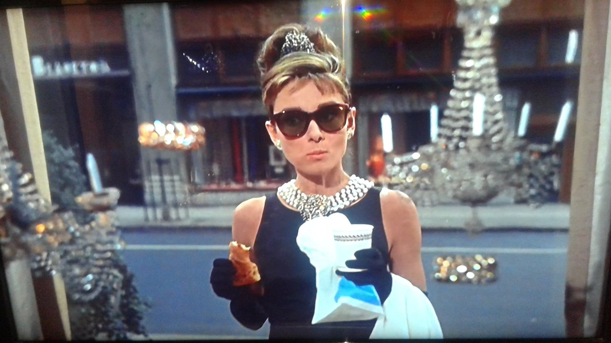 Formiguinha_SEP's tweet image. Eu amo esse filme 😍 'Bonequinha de Luxo' 📺👓🍚🍵 #pipocaefilme #domingodefilmes