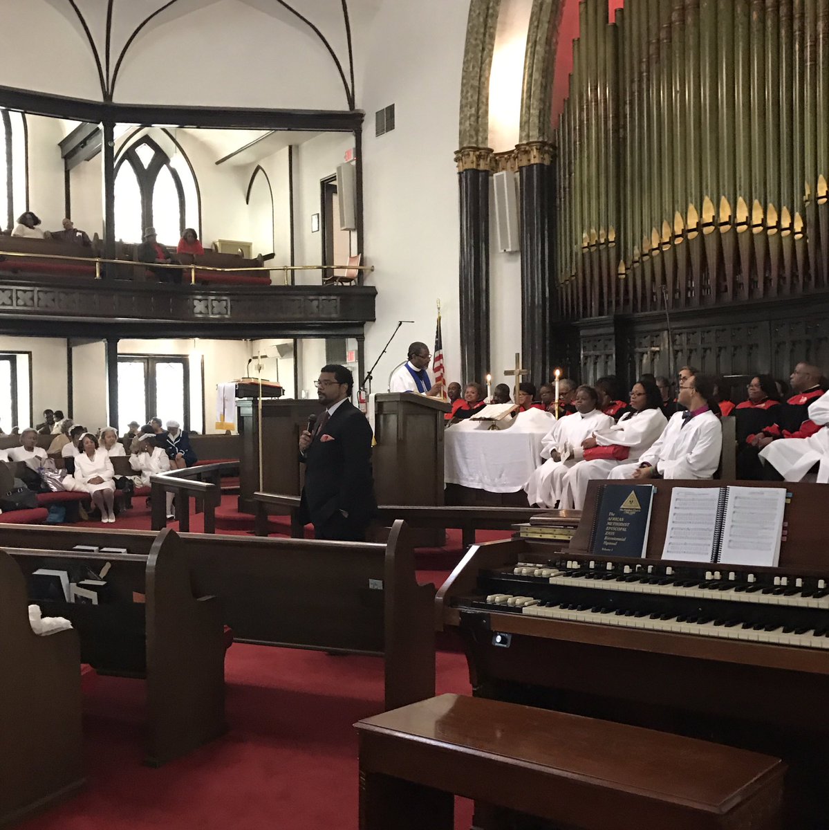 AntonioFrench's tweet image. My message at churches all over the city this morning: "Help is on the way." Show up to vote Tues and elect a mayor for #BothSidesofDelmar.