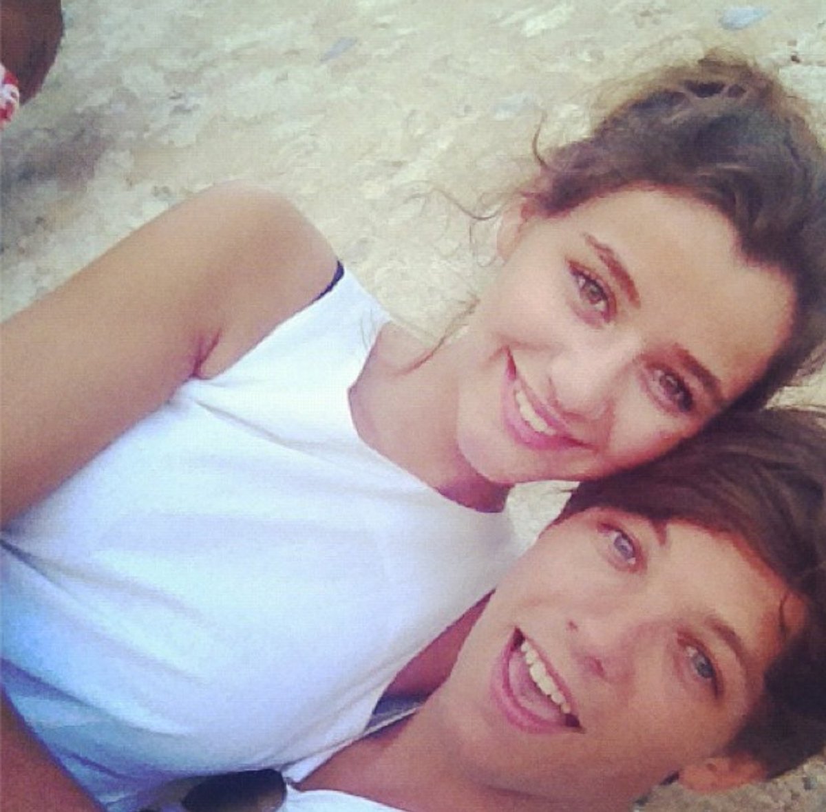 e1eanorj92's tweet photo. It doesn't matter what you ship....what matters is that two innocent people were hurt. #EleanorDeservesLove #wesupportlouisandeleanor https://t.co/bEZthJqgap