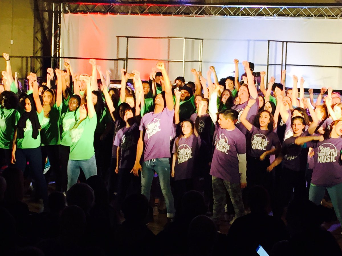 ExcelsiorAcad's tweet photo. Fair to say that the @YOUNGAMERICANS and @ExcelsiorAcad show is going down a storm! https://t.co/zZs1qCEyuI