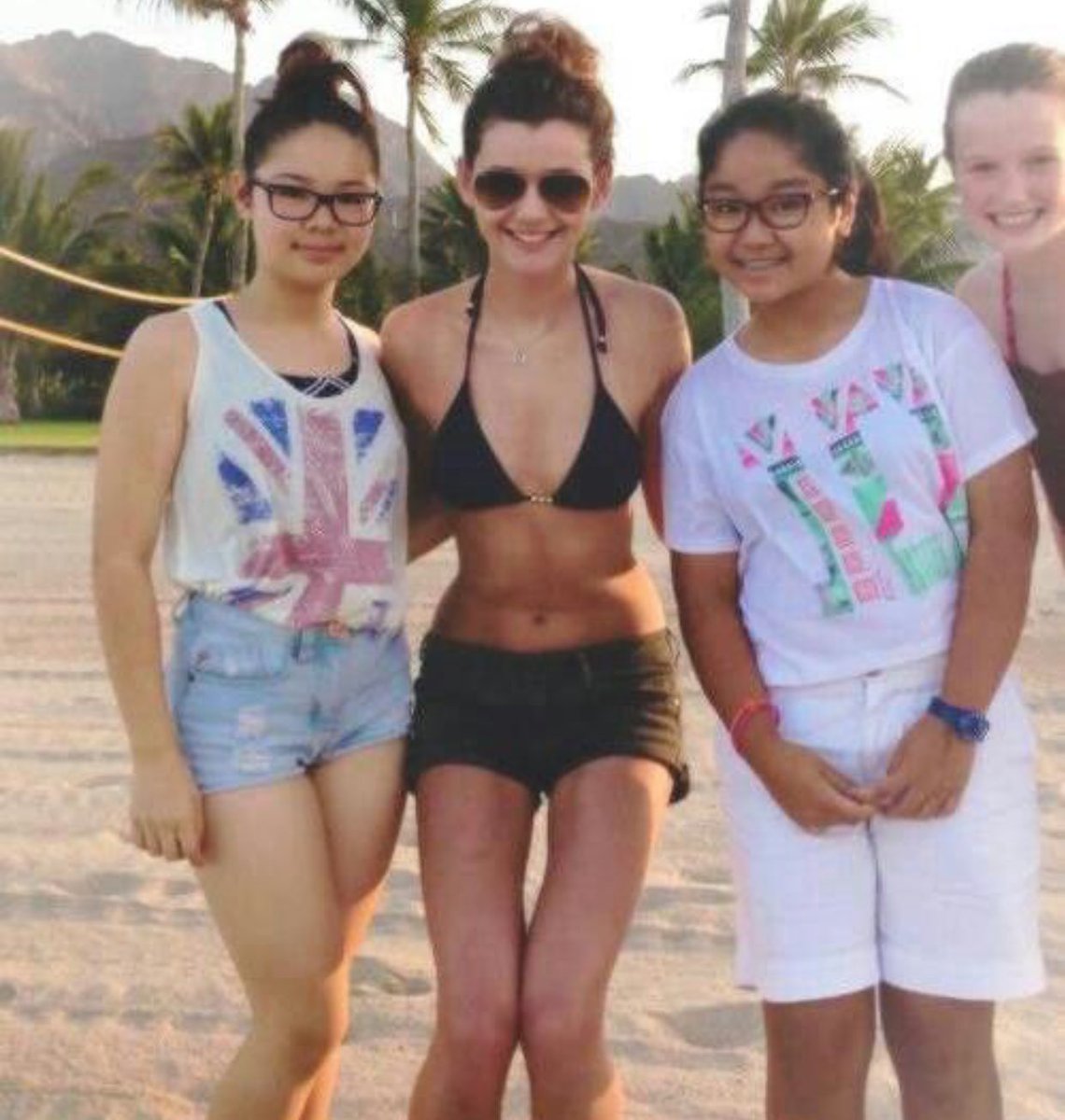 e1eanorj92's tweet photo. Nothing says " I attack fans" more than these pictures 🙄🙄🙄🙄🙄#EleanorDeservesLove https://t.co/cYywXDJCMX