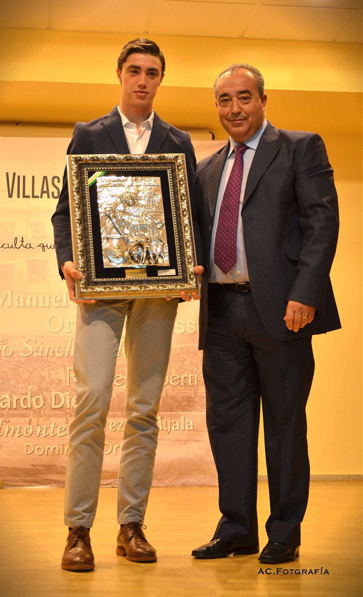 infoAGardel's tweet photo. 🏆Alejandro Gardel recogió ayer el Trofeo III Alfarero de Plata en Villaseca de la Sagra, por su triunfo en el Certamen Taurino del 2016. https://t.co/sWqyG3X6mj