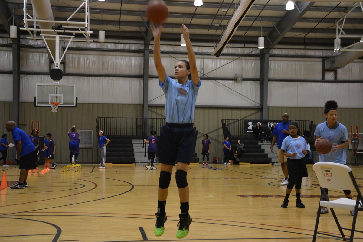 695HOOPS's tweet photo. One of best players from the Under Armour Future Stars Showcase was 2020 forward Lauren McCall. Love her all around game. https://t.co/K1XBQFlARs