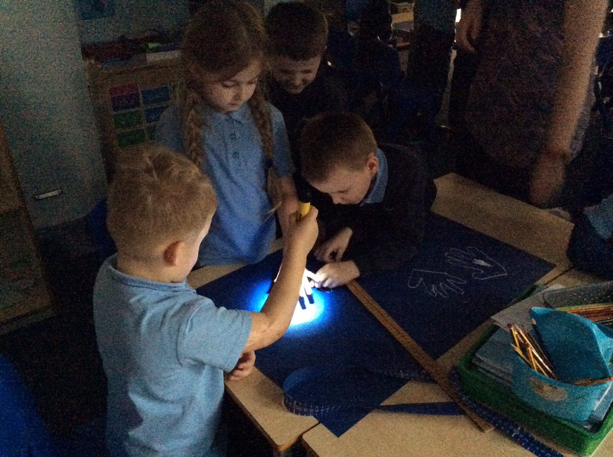 Meynellscience's tweet photo. Y1 creating shadows using a light source https://t.co/L4lE4TwFny