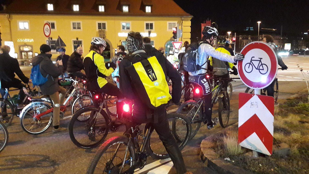 CriticalMass_S's tweet photo. Viele Kreuzungen sind in Stuttgart für Fahrrad-Fahrende gesperrt. Am Freitag ging es - dank Anmeldung - trotzdem drüber. Und? Kein Problem! https://t.co/xrXPdnm86v