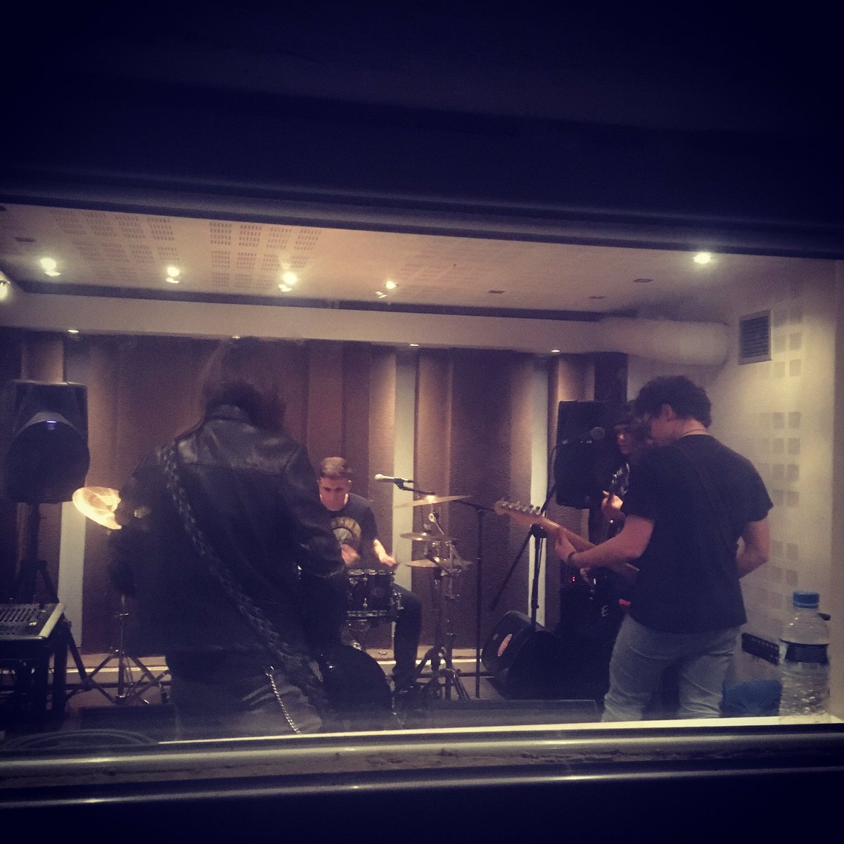 Fireballstudio's tweet photo. Razzor cat hard rocking @Fireballstudio 
#fireballmusicstudio #rehearsal #rehearsalstudio #music #production #studio #thessaloniki #greece https://t.co/st1jzEvUML