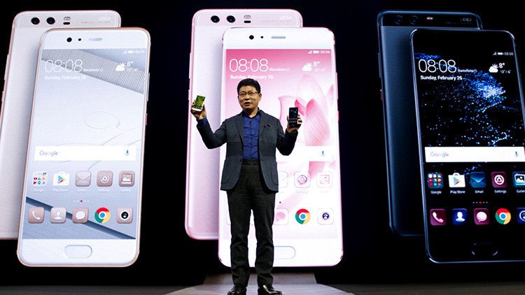 ActualidadRT's tweet photo. 'Asesino' de iPhones: Huawei presenta su nueva y más potente línea de teléfonos https://t.co/ie1AgbouM9 https://t.co/hQm4HqJZjO