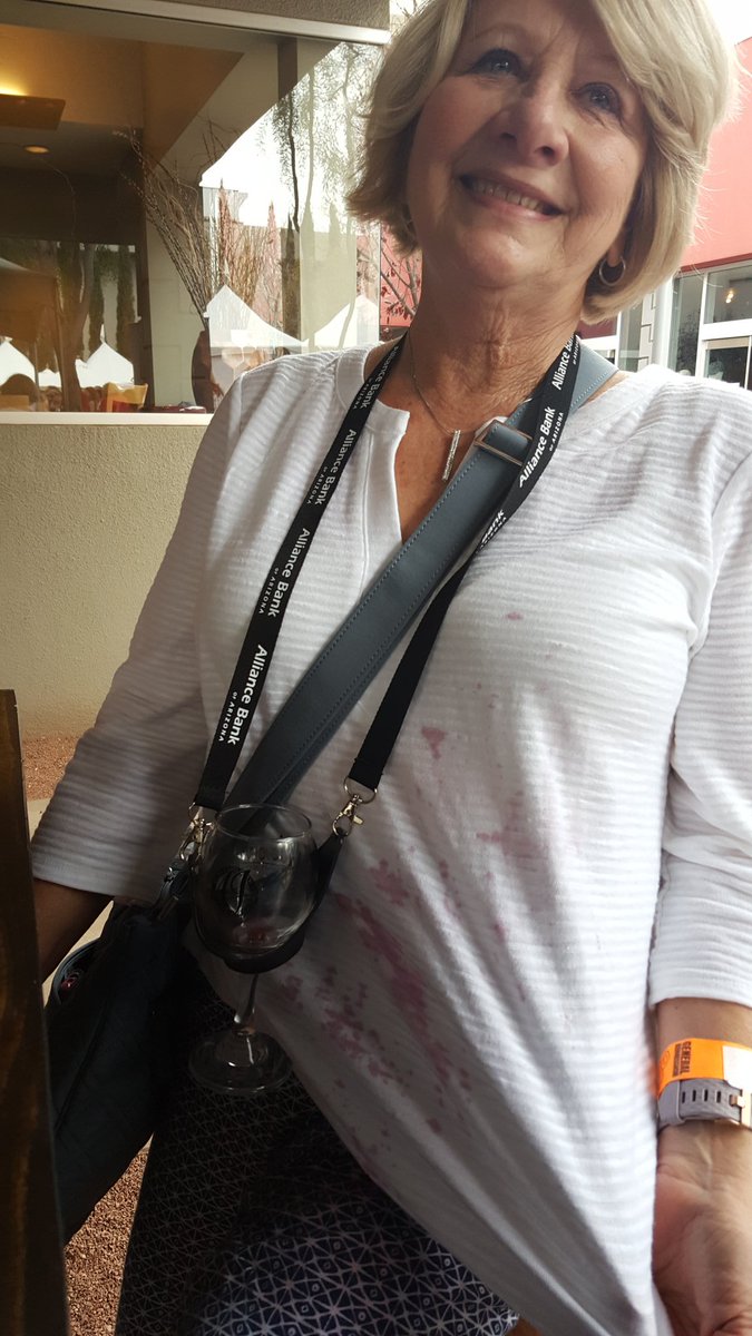CRSgarlat's tweet photo. Can't take her anywhere! #devourphoenix #devourphx https://t.co/kww3Dwh5EN