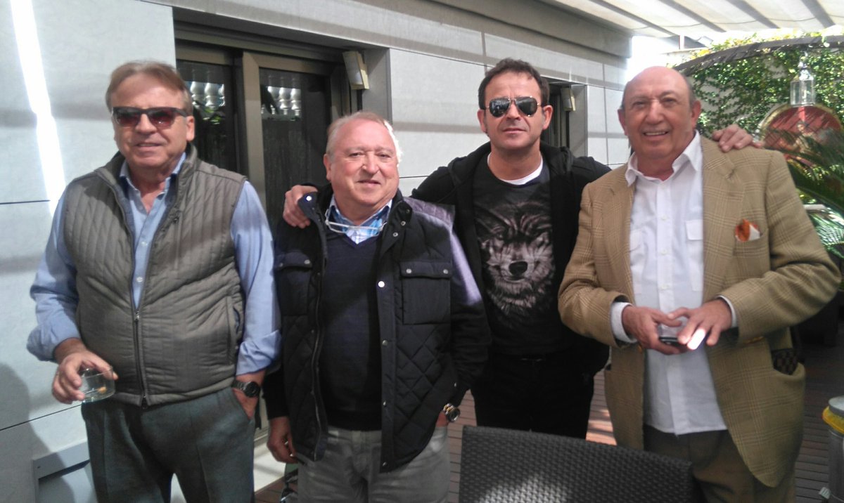FernandoEstes14's tweet photo. En el ático de Vicente, el mejor anfitrión, junto a los amigos Montesinos y Velarte.
Mi primera "mascletá".
Valencia ya huele a Fallas. https://t.co/3NVgHZcqur