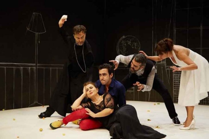 Ayşen Güven #EvrenselPazar'a yazdı: Kadınlar sahneleri çoğaltıyor evrn.sl/zFN3y <a href="/aysenimsi/">aysenimsi</a>