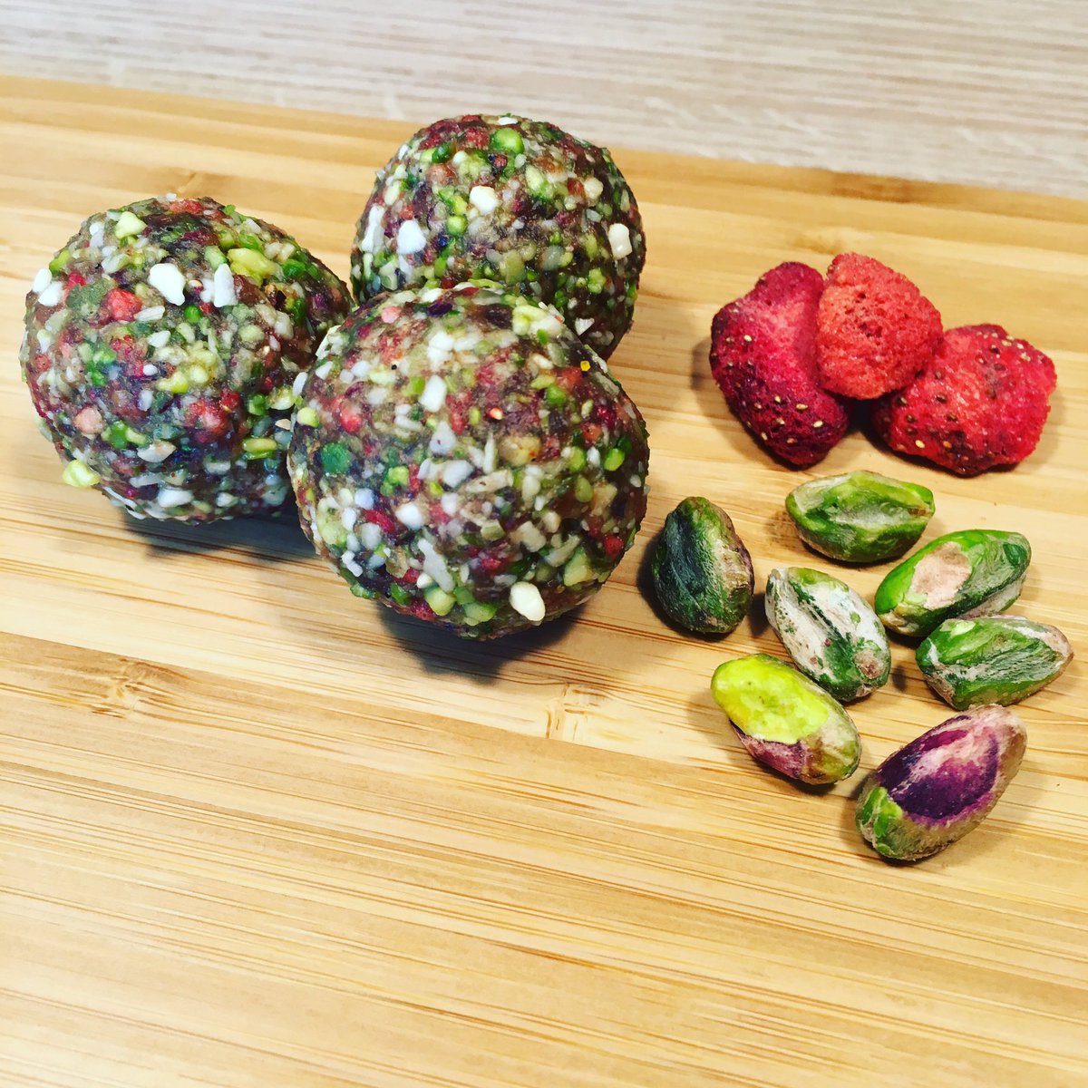 LJKitchen's tweet image. #handmadehour Fancy giving your mum something different for #mothersday instead of the usual chocs? Raw energy balls are the answer #Bedford