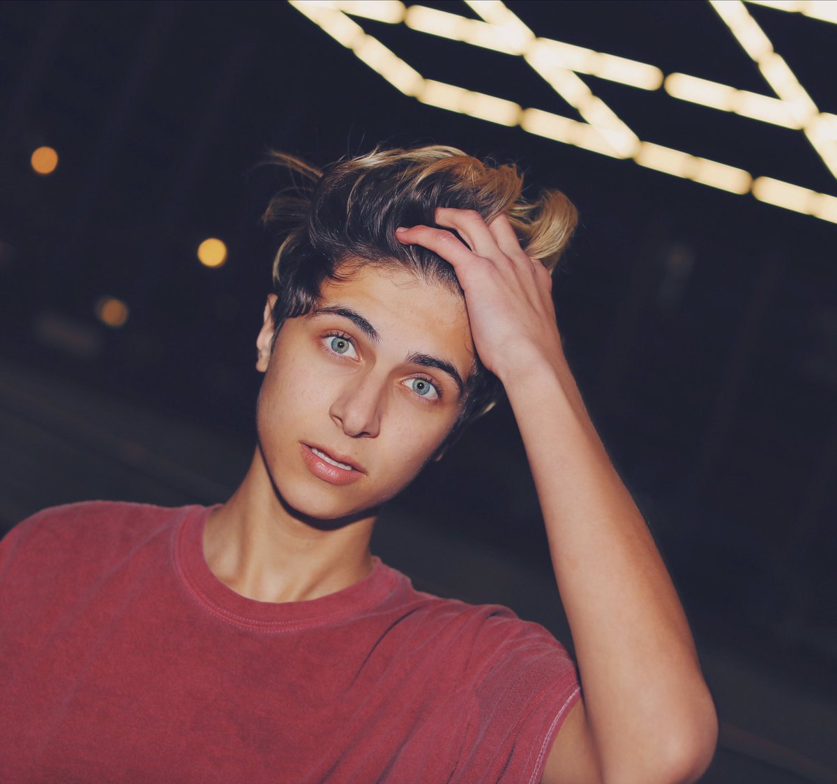 lukasrieger's tweet photo. i just wanna watch a movie with u and eat popcorn  🍿 https://t.co/vQYT7BQcTi