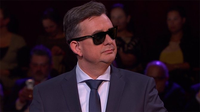 DeSpeld's tweet image. Roemer weigert zonnebril af te zetten: 'Ik draag een zonnebril omdat ik mijn emoties niet wil tonen' #carredebat