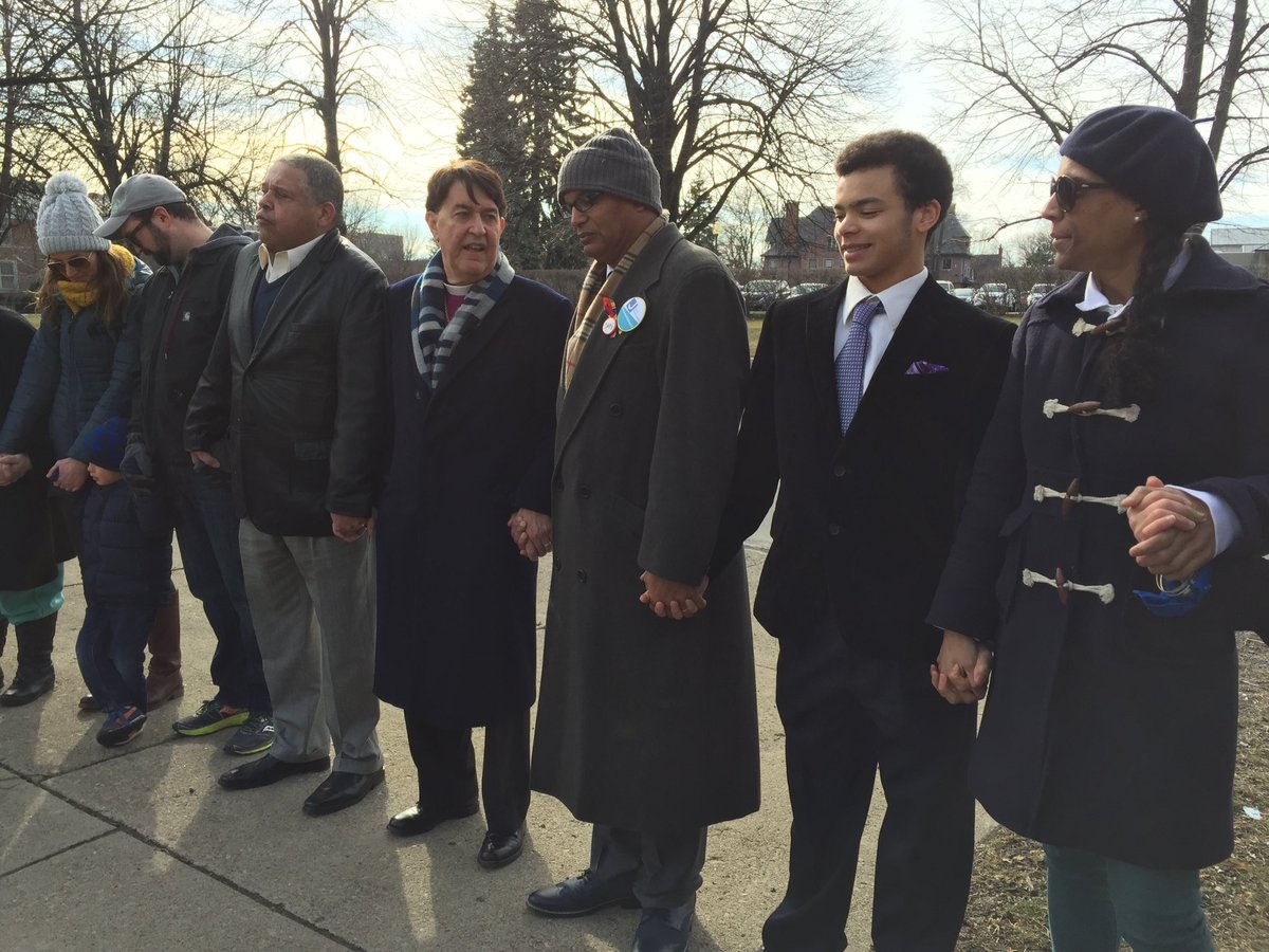 news4buffalo's tweet photo. WNYers gather for "Hands across the JCC" event to show solidarity with the Jewish community in wake of anti-Semetic acts of hate https://t.co/qTw4FXtlYu