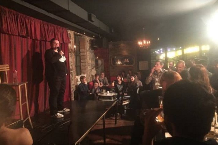 Standuprs's tweet photo. Uživo iz Ben Akibe - najbolja slovenačka komičarka @MartinaIpsa izvodi svoj One Woman Show "Žena za volanom" :) https://t.co/KVTPEwAZHL