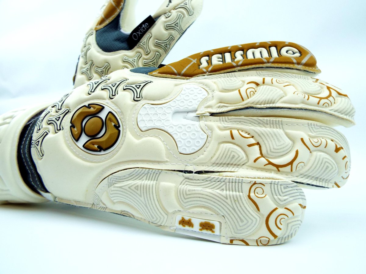 SeismicGK's tweet photo. The new Cygnus Oxide on https://t.co/OfaRUa9Ht2 now. #goalkeepers #loi #interchangeablestraps #seismicgloves #keepers #seismic #gaa https://t.co/pUv7QLMp5Z