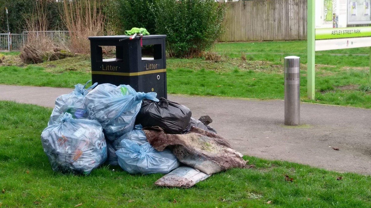 Another great Spring Clean-bulb planting, litter picking &amp; cutting back <a href="/KeepBritainTidy/">Keep Britain Tidy</a> <a href="/WiganCouncil/">Wigan Council</a> @KandyMoss #thedeal #GBSpringClean