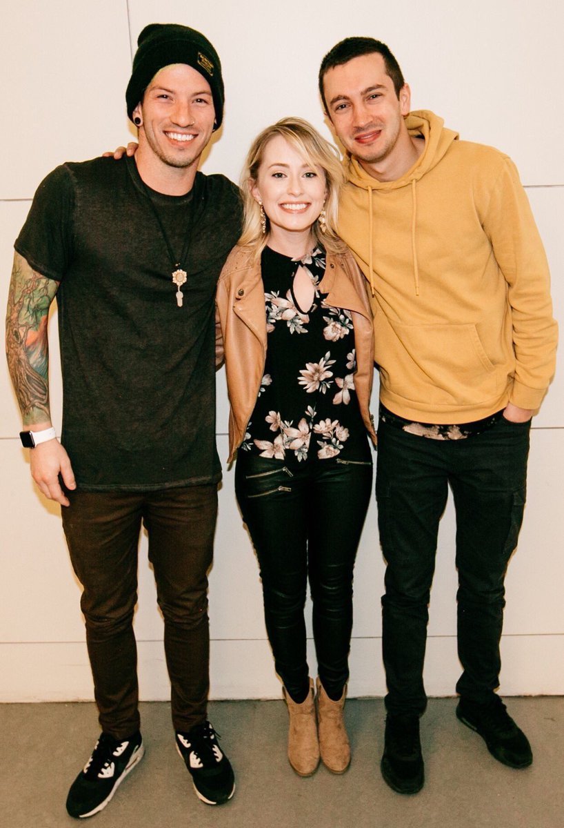i  would sell my entire family on amazon prime for a picture like this