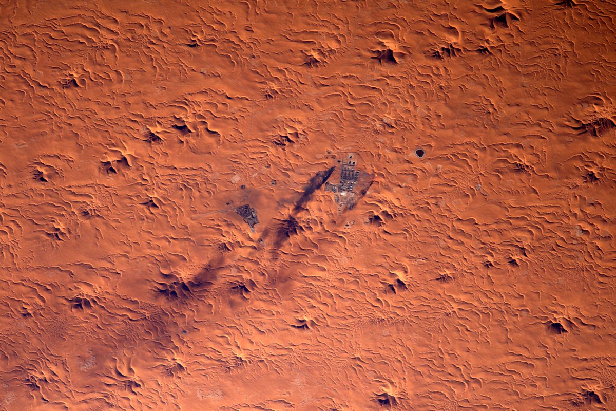 Thom_astro's tweet photo. Smoke coming from an oil well in the middle of nowhere in Algeria. #Proxima https://t.co/EM9zI1LIuz https://t.co/Yydo0vf7qP