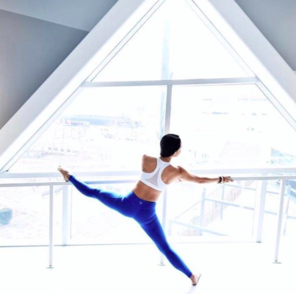 FlowHydration's tweet photo. Getting ready for the week with some bendy inspiration from @queeniephair #rg #namaste #newweek https://t.co/1ngf17HANR