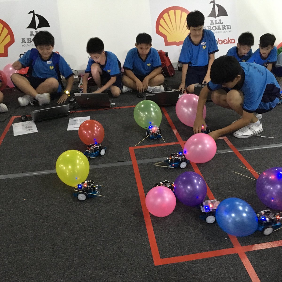 YouthSarawak's tweet photo. Over the weekend, YS team and @makeramai helped out at #scatfair2017 at BCCK, specifically at the #STEMplayground! We had so much fun! https://t.co/cY2NRdS4EH