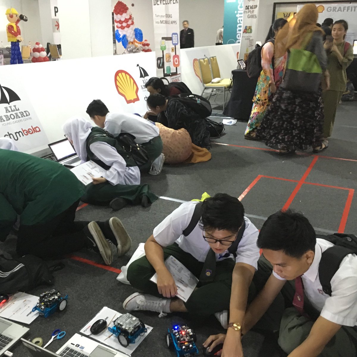 YouthSarawak's tweet photo. Over the weekend, YS team and @makeramai helped out at #scatfair2017 at BCCK, specifically at the #STEMplayground! We had so much fun! https://t.co/cY2NRdS4EH