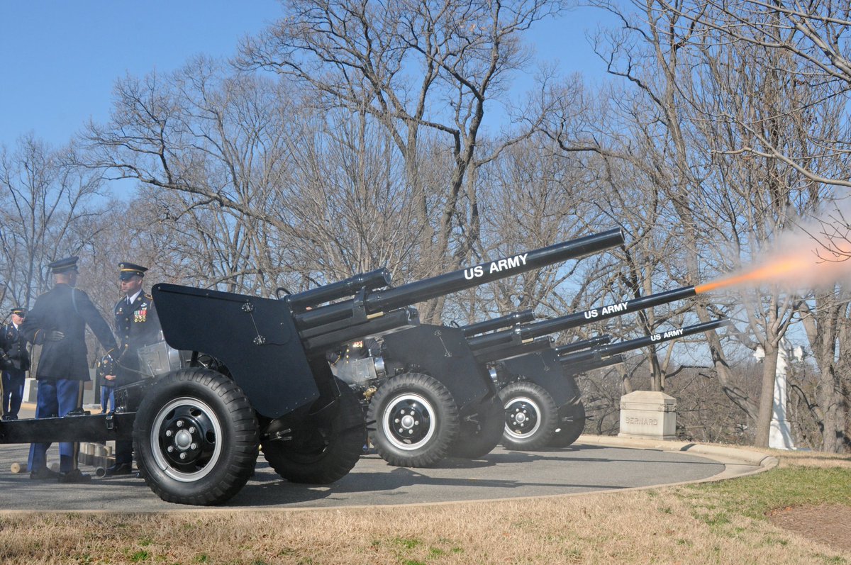 johnmichaelpix's tweet photo. @DCTourGuild
#GunsRunLong #USArmyOldGuard #PresidentialSaluteBattery https://t.co/EOPPxvi0Ib