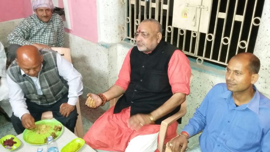 Alokkgopal's tweet photo. @girirajsinghbjp @avinash1shankar @jyotikumarhaz  It was priviledge to host Dinner at our patriarchal House at Baijnathpur,Gaya. ThankYou https://t.co/8R0xLM3dOd