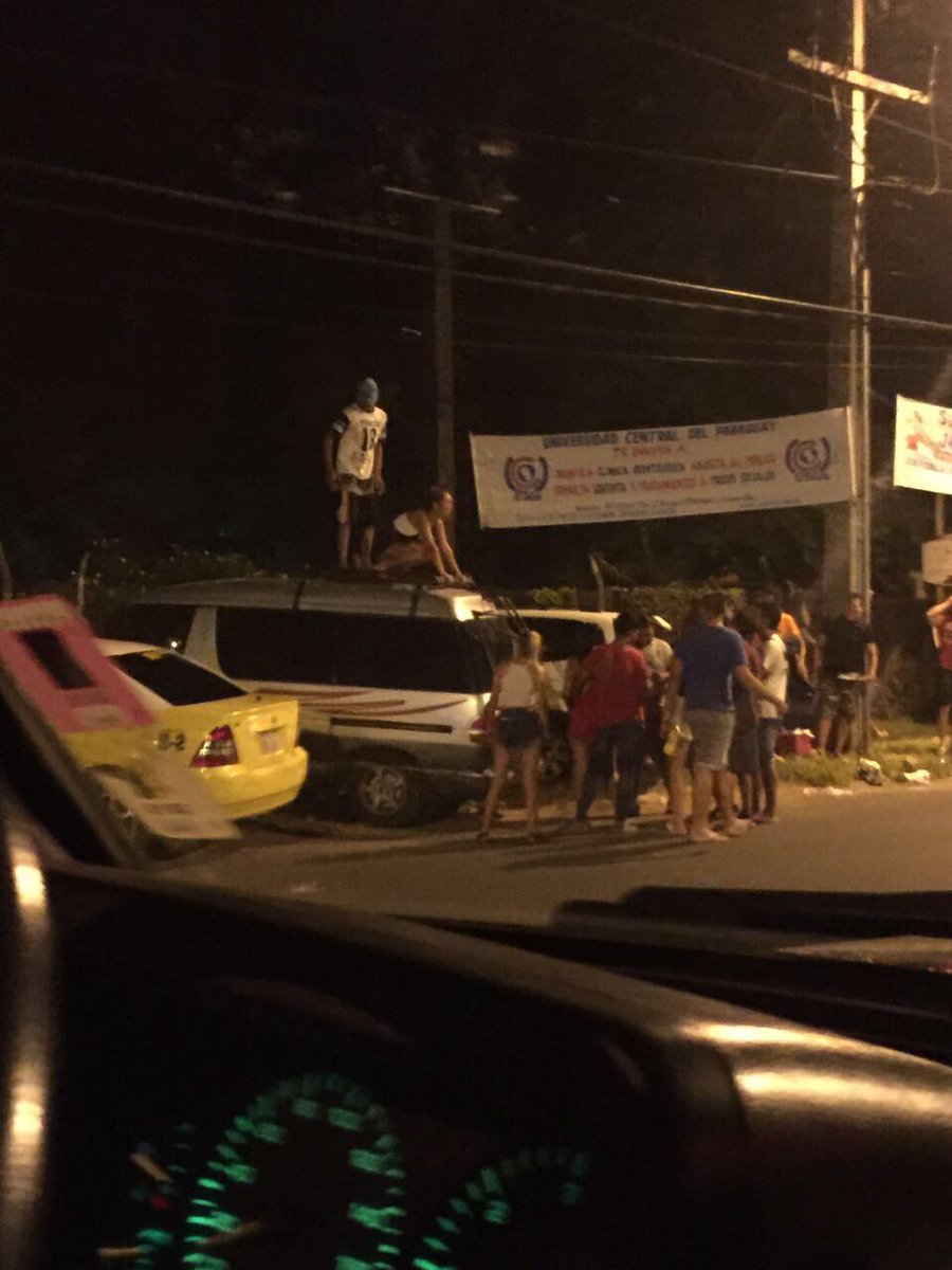 romicameron's tweet photo. @rpcpy avda peron c/ cacique lambare..  #AHORA autos parados en las veredas y paseo central, gente alcoholizada a 2 cuadras de la comisaria https://t.co/y6zyRJb4WZ