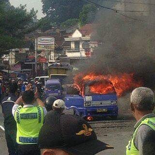 Kebakaran angkot di depan aqua cicurug rel kereta api ..