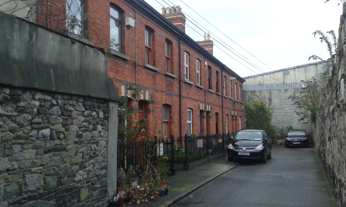 Oscar_Square_'s tweet photo. A secluded set of houses of Cork Street. https://t.co/kGkODE4LJU