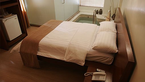 SplashLaguna's tweet photo. DELUXE SUITES WITH INDOOR JACUZZI FOR ONLY P3 800 WITH SET BREAKFAST FOR 2
#Splashmountainlaguna https://t.co/6er9M27ymG