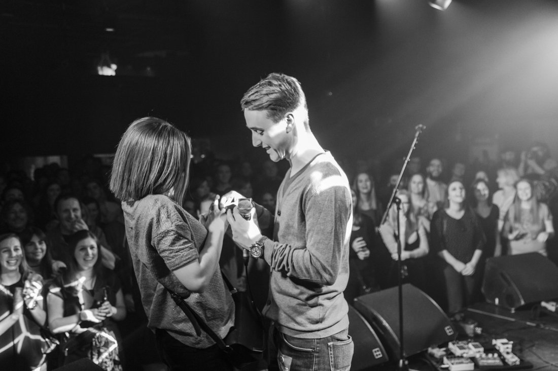 Nieuwsblad_be's tweet photo. David bezorgt volle AB kippenvel tijdens concert Freaky Age: “Ik wist dat ik het nu moest doen” https://t.co/mdIqfMvF0A #nieuwsblad https://t.co/pCb4yAQrox