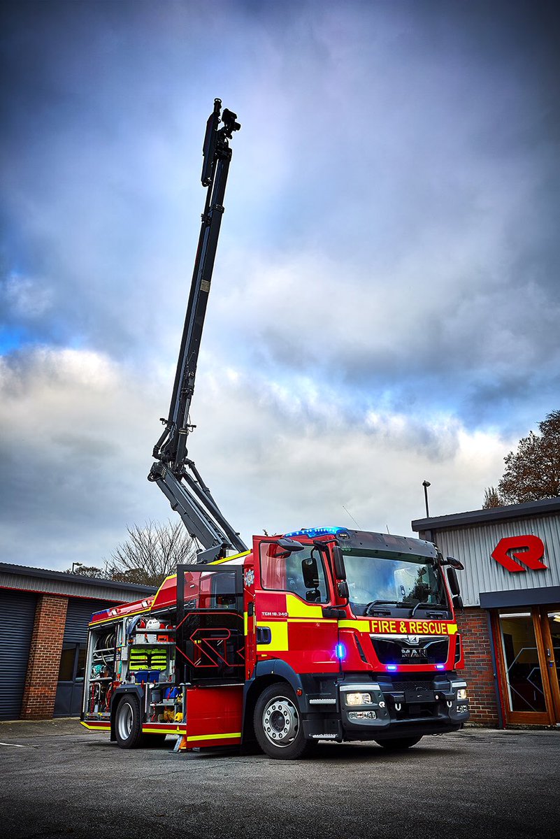 RosenbauerUK's tweet photo. More scenes of big fires recently throughout the UK. Fight fire with pure fire power! #ATstinger https://t.co/OMH7b0xx5K